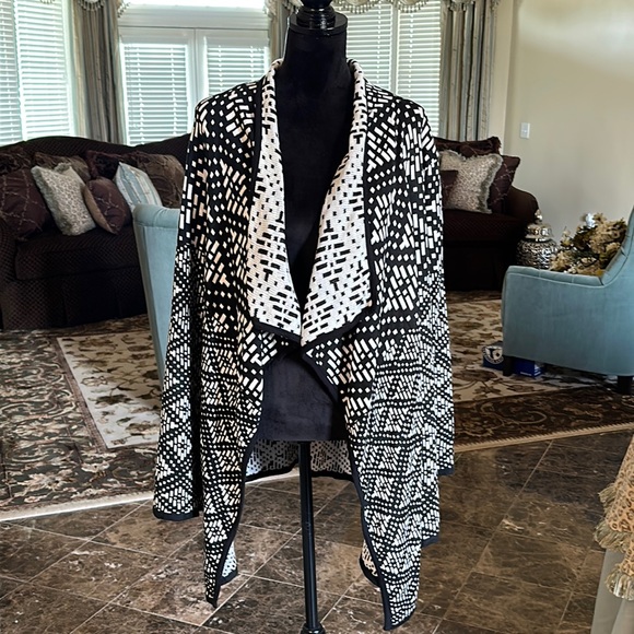 BAR III geometric open knit cardigan asymmetric hem - Picture 2 of 9